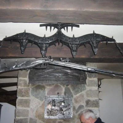 Czteropunktowy żyrandol rustykalny z repliką broni. Wyjątkowe oświetlenie nad kominek do domków myśliwskich, wnętrz historycznych i retro.