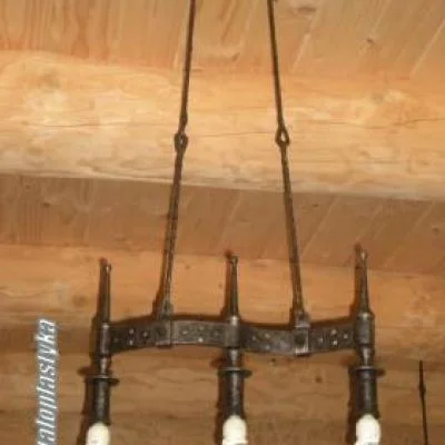 Trzypunktowy metalowy żyrandol na belca, rzemieślnicza lampa wisząca w stylu vintage nad wyspę.