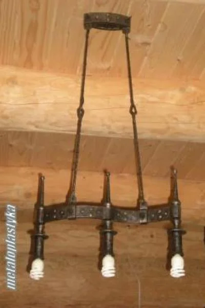 Trzypunktowy metalowy żyrandol na belca, rzemieślnicza lampa wisząca w stylu vintage nad wyspę.