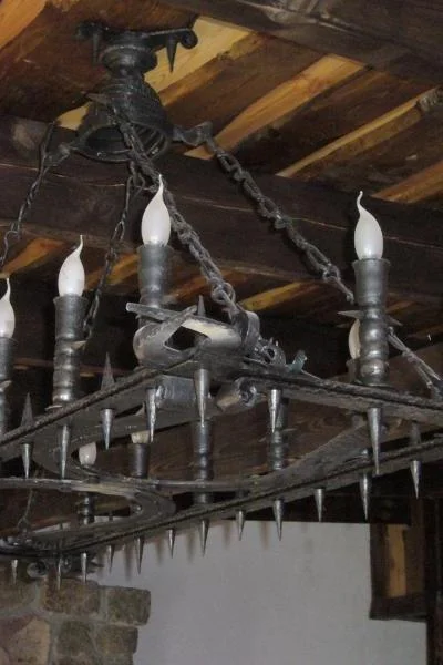 Metalowa lampa wisząca w formie prostokąta. Świecznikowy żyrandol z motywem hippicznym do jadalni, salonów modern farmhouse i obiektów jeździeckich.