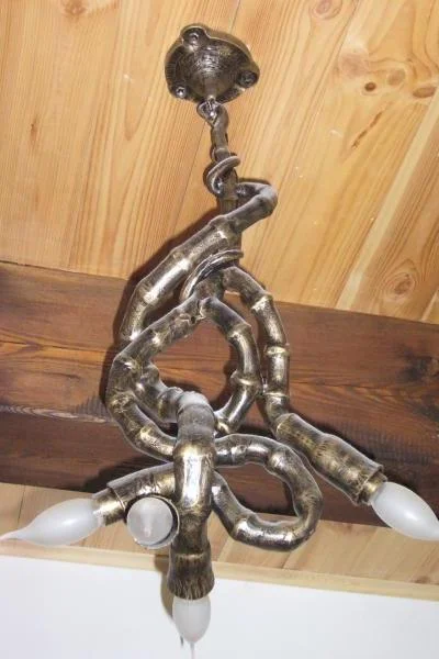 Designerska lampa w stylu vintage i  industrialnym. Surowa metaloplastyka idealna do aranżacji loft, wabi-sabi oraz modern farmhouse.