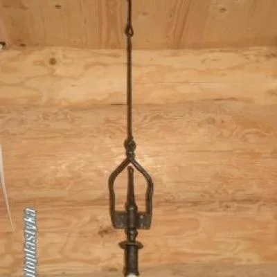 Metalowa lampa sufitowa na długim zawiesiu w kształcie pochodni, rzemieślnicze oświetlenie korytarza, kuchni, stołu lub wyspy