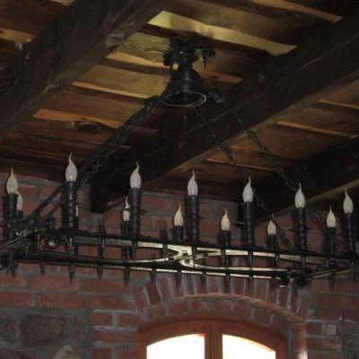 Wielopunktowa lampa wisząca w stylu hippicznym z motywem podków.  Prostokątny żyrandol świecznikowy idealny do klubów i rezydencji country.