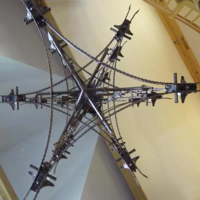 Monumentalna lampa sufitowa o geometrycznym układzie ramion, ekskluzywny żyrandol rzeźbiarski do rezydencji.