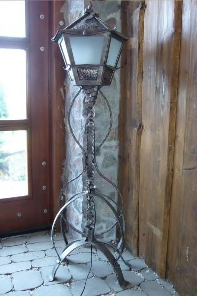 Wysoka stojąca lampa w stylu wiktoriańskim, rzemieślnicza latarnia do ogrodu i na taras.