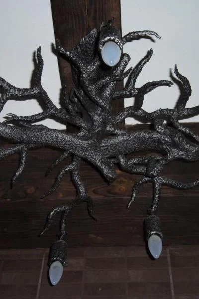 Rzeźbiarska lampa sufitowa jako wiszący korzeń z metalową jaszczurką , luksusowy żyrandol w stylu leśnym.