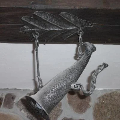 Metalowa lampa wisząca w kształcie rogu sygnałowego na liściu dębu, żyrandol w stylu myśliwskim.