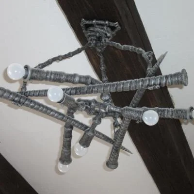 Designerska lampa sufitowa z metalowymi rogami kozicy, rzemieślniczy żyrandol w stylu montain chalet.