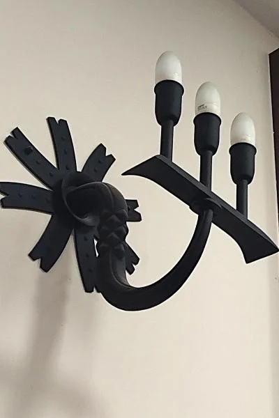 Ciężki metalowy kinkiet trzyramienny, rzemieślnicze oświetlenie ścienne do obiektów publicznych i hoteli. 