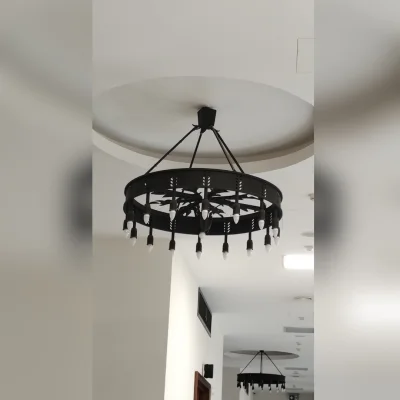 Monumentalny metalowy żyrandol kołowy na zawiesiach, rzemieślnicze  oświetlenie obiektowe w stylu klasycznym.