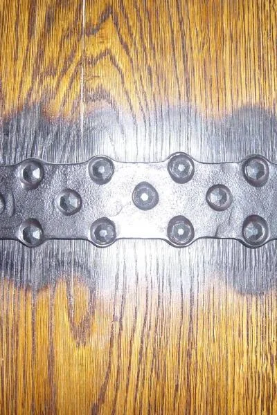 Ozdobny metalowy zawias pasowy z nitami, rzemieślnicze okucia meblowe i drzwiowe w stylu zamkowym.