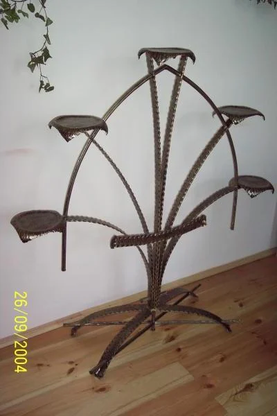 Duży stojący kwietnik na pięć donic, designerski stojak secesyjny w stylu retro.