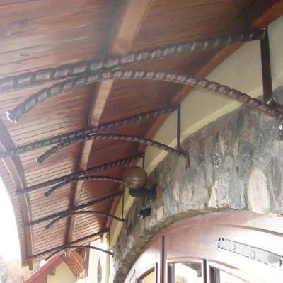 Ozdobne, metalowe wsporniki pod daszek nad drzwi garażowe, rzemieślnicze podpory w stylu retro