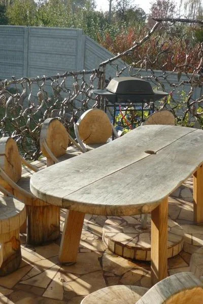 Artystyczna balustrada tarasowa w stylu organicznym z metalowymi pnączami winorośli, luksusowe ogrodzenie.
