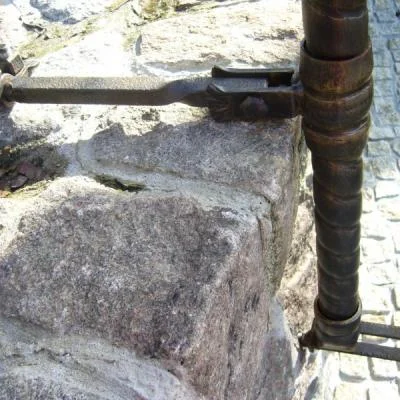 Widoczny na fotografii element montażowy jest w pełni regulowany i pod każdym jednym kontem, mogący być korygowany w płaszczyznach pion i poziom co skutkuje idealnym ustawieniem słupka.