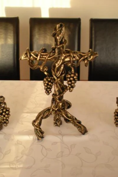 Luksusowy zestaw liturgiczny na stół: Rzeźbiarski krzyż oraz dwa lichtarze z motywem winorośli, rzemiosło na zamówienie.
