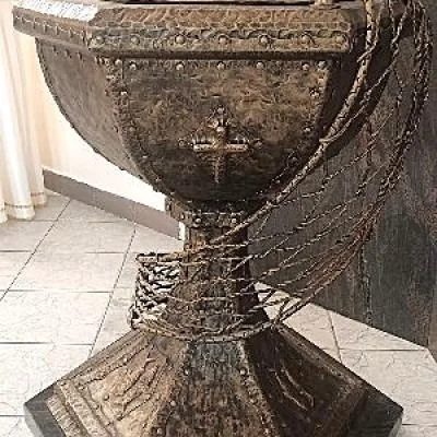 Zamykana chrzcielnica metalowa o strukturze kielicha liturgicznego. Autorska stylistyka z motywem ryb jako ekskluzywne wyposażenie wnętrz sakralnych.