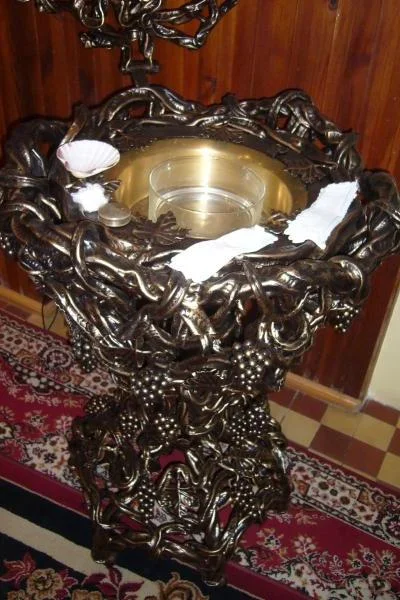 Artystyczna chrzcielnica stojąca z mosiężną misą chrzcielną i otwartą pokrywą, wyposażenie kościoła na zamówienie.