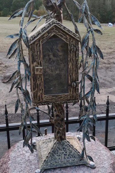 Przeszklona kapliczka kościelna o misternie fakturowanej strukturze, nitowana stal, tradycyjna architektura przydrożna dla parafii i kościoła. Kaplica to  detal zdobniczy krzyża dla miejscowości Wierzbowo.