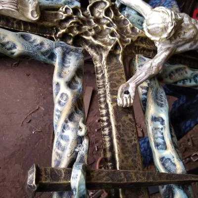 Repusowane Serce Jezusa Miłosiernego wykonane ręcznie w blasze stalowej – fragment monumentalnego krzyża z galerii Wyroby sakralne