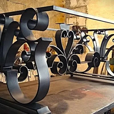 Renowacja historycznego stołu metalowego z usunięciem korozji, odtworzeniem detali i wzmocnieniem konstrukcji.